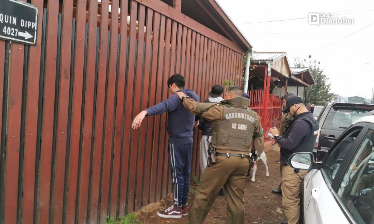 Hombres de 19 y 20 años fueron detenidos a bordo de un auto por porte de armas y drogas