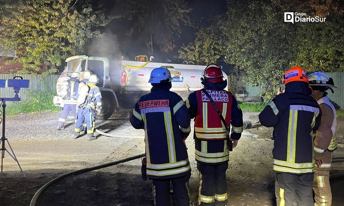 Camión se incendia en plena calle de Paillaco