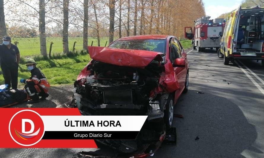 Colisión por alcance de vehículo a tractor deja 2 lesionados