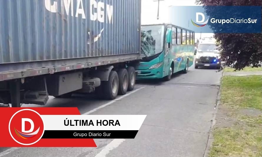 Al menos 10 lesionados tras colisión de bus con camión de carga