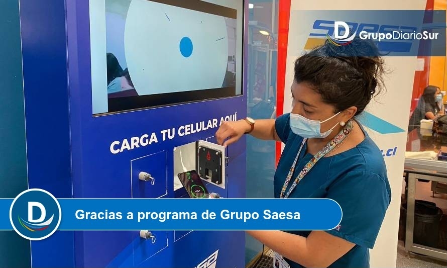 Usuarios del Hospital de Corral cuentan con tótem de carga gratuito para celulares