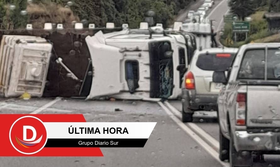 Reportan volcamiento de camión en ruta que une Puerto Varas y Ensenada