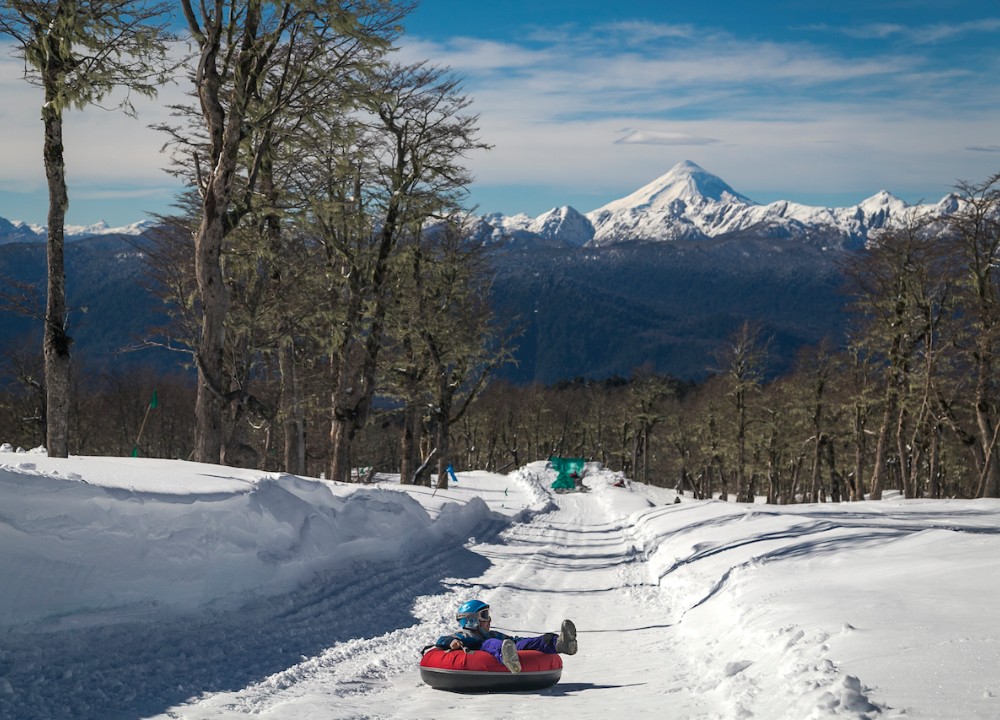 Huilo Huilo inauguró la temporada de nieve con actividades para toda la familia