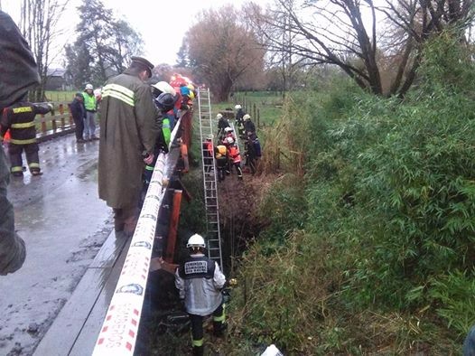 Camioneta que cayó de un puente en Río Bueno dejó dos personas lesionadas